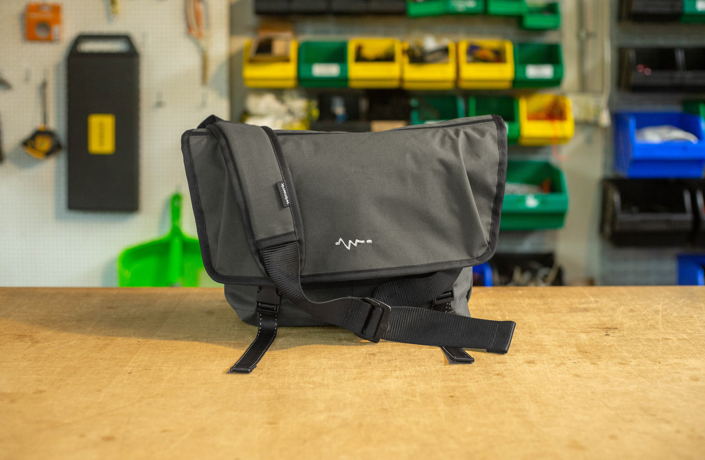 Mondo Muse Messenger Bag Grey